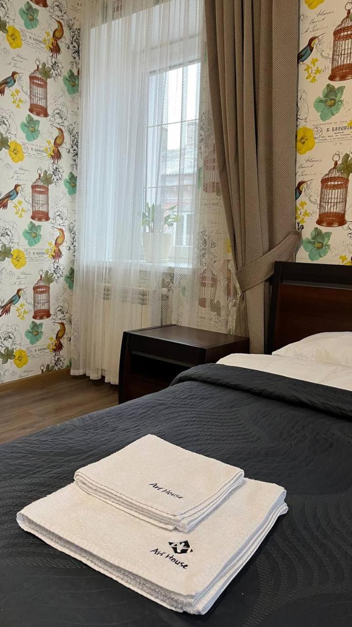 Art House Hostel คาเมียเนตส์-โปดิลสกี ภายนอก รูปภาพ